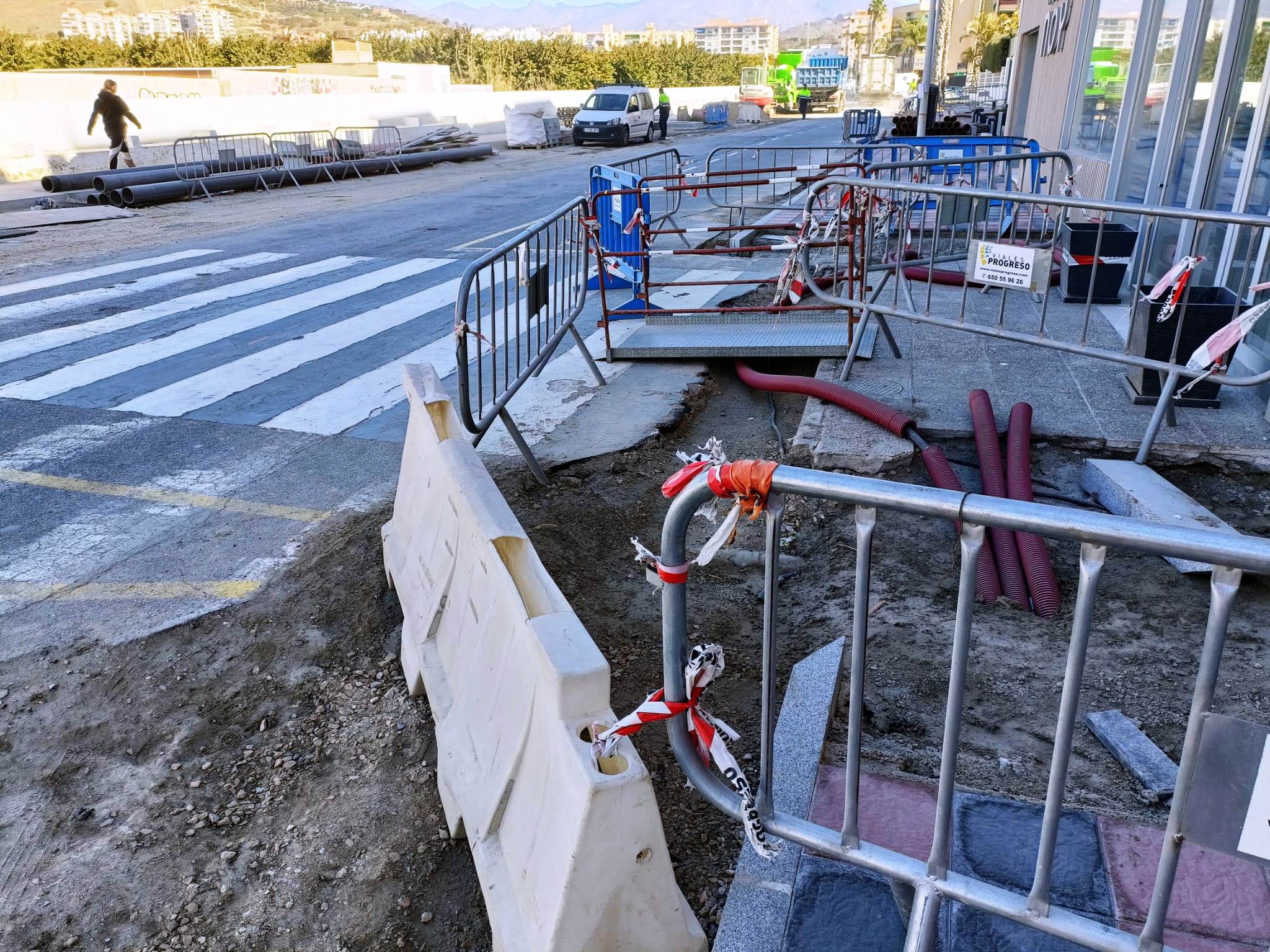 Un tramo de la calle Guadix en Almucar quedar regulado con semforos provisionales por obras